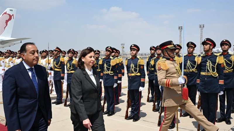 رئيسة وزراء تستعرض