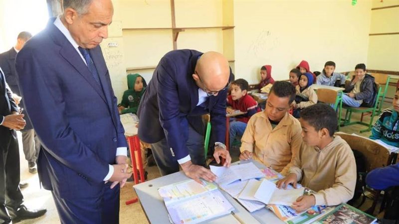 محافظ المنيا ووزير