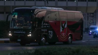 حافلة الأهلي تصل استاد المقاولون العرب لمواجهة إنبي