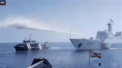 عاجل.. خفر السواحل الصيني يضرب السفن الفلبينية بمدافع المياه