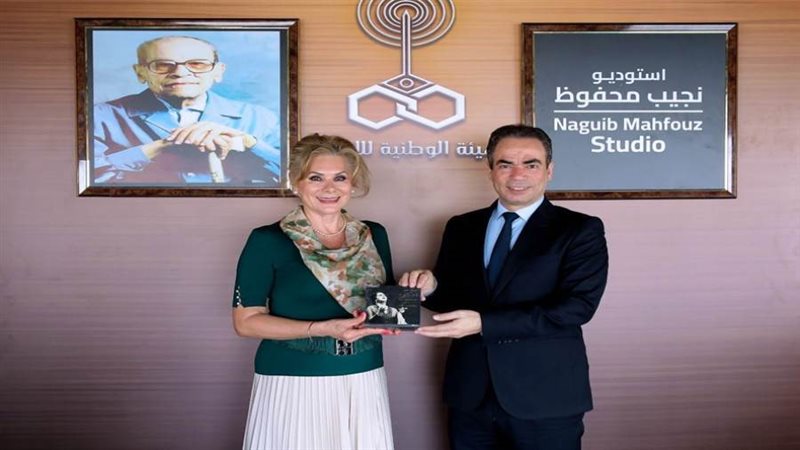 المسلماني يهدى سفيرة