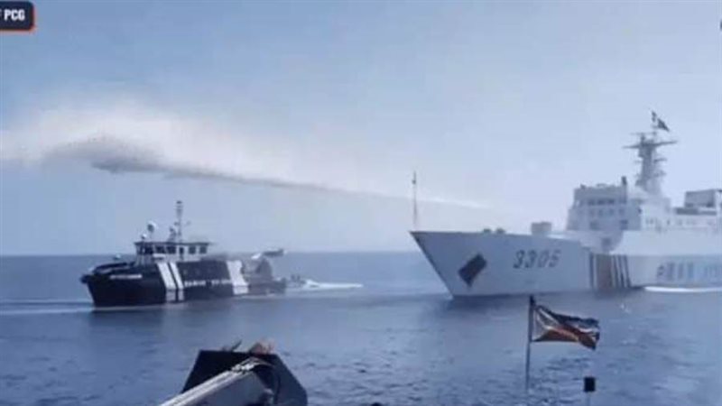 سفينة صينية ترش مياه