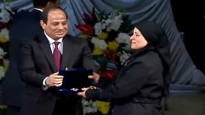 الرئيس السيسي يكرم عددًا من أسماء شهداء الشرطة