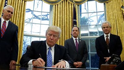 ترامب يوقع مرسوما لبناء جدار على الحدود مع المكسيك