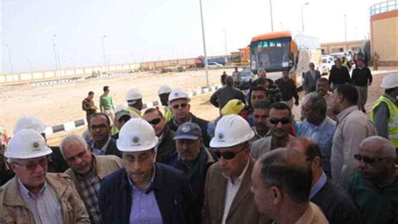 وزير الإسكان يناقش