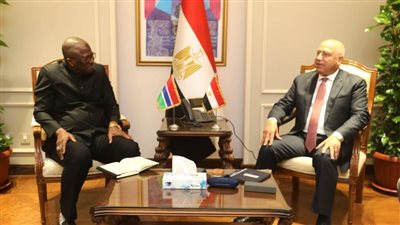 وزير الصناعة يلتقي بوزير الدفاع الجديد بدولة جامبيا