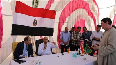 محافظ المنيا يستمع لمطالب أهالي قلندول ويوجه بمساعدات عاجلة للحالات الإنسانية
