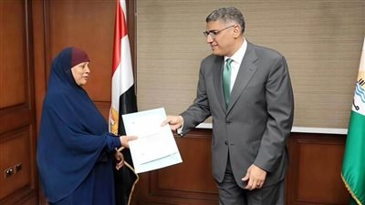 محافظ الجيزة يسلم 20 عقد تقنين أراضي أملاك دولة للمواطنين