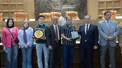 محافظ أسيوط يكرم رموزا إعلامية ومواهب شبابية ورواد ابتكار في جلسة استثنائية للمجلس التنفيذي 