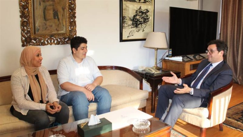 وزير الثقافة والفنانين