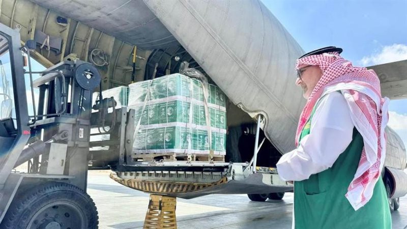 طائرة مساعدات