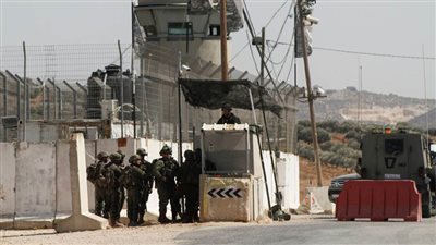 الاحتلال الإسرائيلي يفرض إجراءات مشددة بمحيط نابلس وإصابة شاب جنوب الخليل