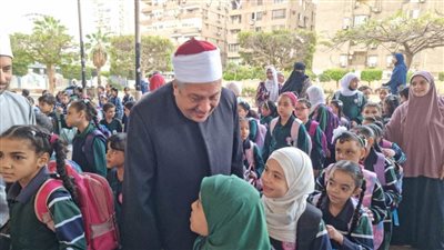 رئيس قطاع المعاهد الأزهرية يتفقد مجمع مدينة نصر في أول أيام العام الدراسي الجديد
