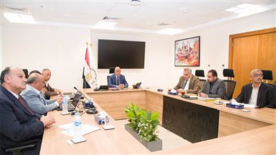 وزير الموارد المائية يؤكد حرصه على متابعة حالة الري بزمام وادي النقرة بأسوان