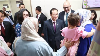   وزير الصحة السنغافوري يزور مرضى معهد ناصر