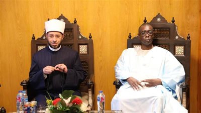 سفارة السنغال تُهدي وزير الأوقاف العدد الأول من مجلتها باللغة العربية 