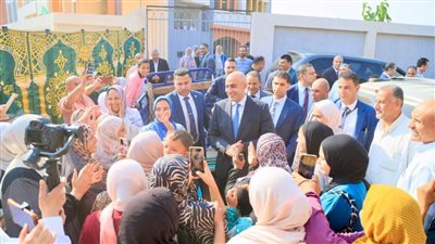 عبد اللطيف يشدد على مشاركة الطلاب في الأنشطة لتنمية شخصياتهم