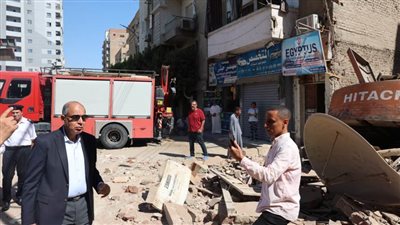 محافظ المنيا يتفقد موقع انهيار منزل خالٍ من السكان أثناء أعمال هدم بجوار فندق لوتس