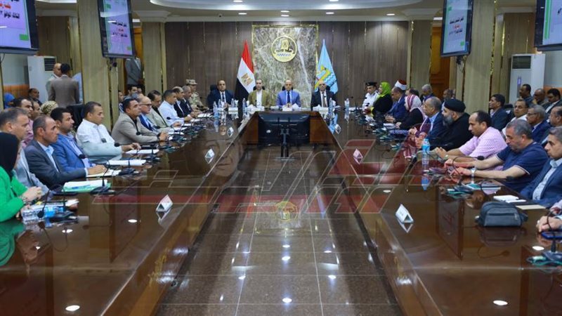 الاجتماع بين المحافظ