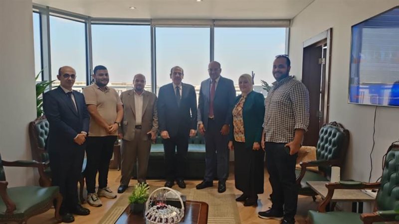 نائب وزير الصحة مع