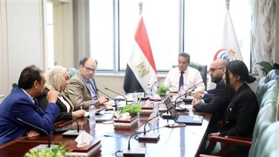 وزير الصحة يتابع خطط التوسع بمنظومة الرعايات والحضانات والطوارئ