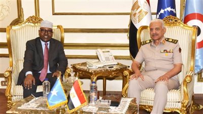 وزير الدفاع يناقش مع نظيره الصومالي سبل تعزيز أوجه التعاون العسكري بين القوات المسلحة لكلا البلدين