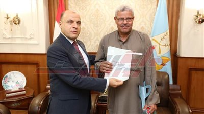 محافظ كفر الشيخ يُسلّم 10 عقود تقنين أراضي أملاك دولة للمستفيدين