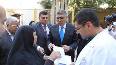 محافظ الجيزة يغير مسار جولته ويفاجئ مستشفى أبوالنمرس المركزي