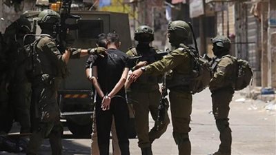 الاحتلال الإسرائيلي يحتجز أكثر من 20 شابًا ويعتقل آخر شمال رام الله