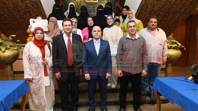 محافظ كفر الشيخ يسلم 11 ماكينة خياطة للمتدربات بالوحدة التدريبية المتنقلة مجانًا