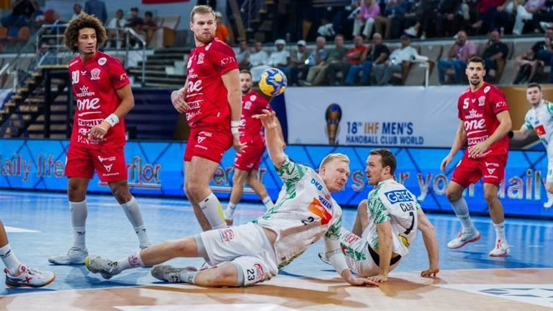 فريق الأهلي يطمح