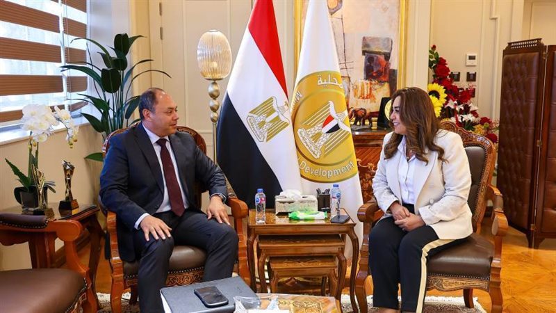 د.منال عوض تلتقي