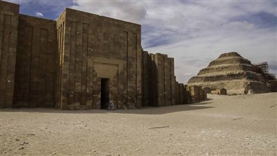 بيان عاجل من وزارة السياحة عن اختفاء لوحة أثرية من مقبرة بسقارة