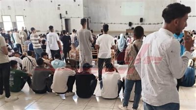 جدل واسع بعد صورة لطلاب «زراعة الزقازيق» جالسين على الأرض.. والجامعة ترد