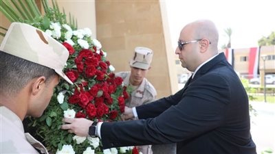 محافظ بني سويف يضع إكليل الزهور على النصب التذكاري للشهداء احتفالا بذكرى انتصارات أكتوبر