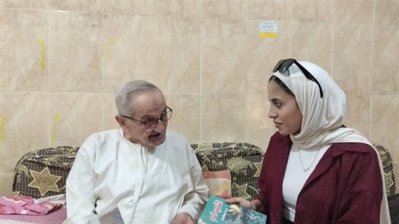 بطل أكتوبر مع محررة