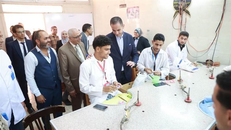 نائب وزير الصحة بالمعهد