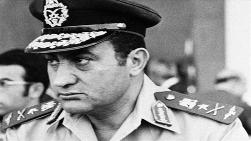 حسني مبارك بالزي