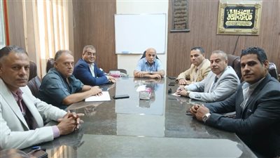 وكيل وزارة التموين بالإسكندرية يجتمع مع قيادات شركة المجمعات الاستهلاكية