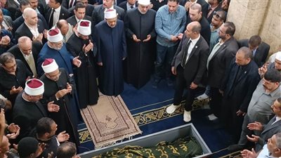 بحضور الآلاف.. شيخ الأزهر يشهد صلاة الجنازة على الدكتور أحمد عمر هاشم