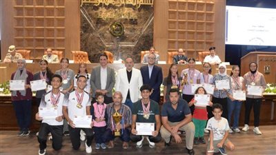 محافظ أسيوط يكرم أبطال السباحة بعد فوزهم بالمركز الأول في بطولة الصعيد لمراكز الشباب