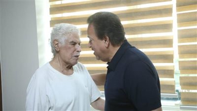  بتوجيه رئاسي.. وزير الصحة يزور الكابتن حسن شحاتة للاطمئنان على حالته الصحية