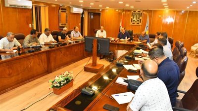 محافظ أسيوط يعقد اجتماعا مع رؤساء المراكز ويؤكد لا تهاون بملف التقنين وترقيم الأكشاك 