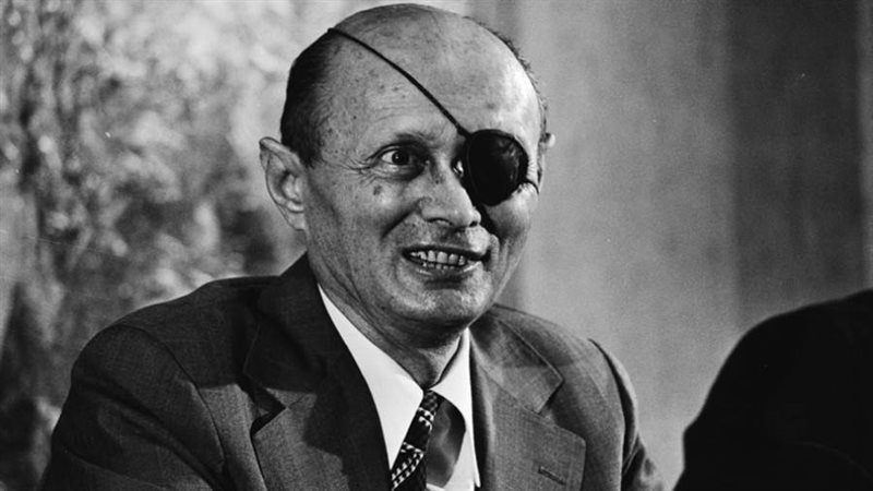 موشي ديان وزير دفاع