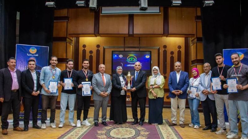 رئيس الجامعة خلال