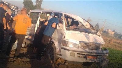 بالأسماء.. إصابة 14 شخصًا في انقلاب ميكروباص على الطريق الزراعي بالغربية