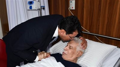 وزير الرياضة يطمئن على الحالة الصحية للكابتن حسن شحاتة