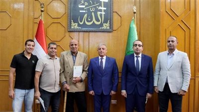 تسليم 11 عقد تقنين أراضي أملاك دولة لعدد من المواطنين بالإسماعيلية