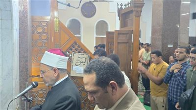 رئيس جامعة الأزهر ونائبه يصليان المغرب والعشاء وسط الطلاب بمسجد المدينة الجامعية