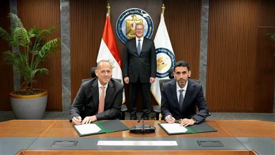 وزير البترول يشهد توقيع عقد أعمال الحفر بين 